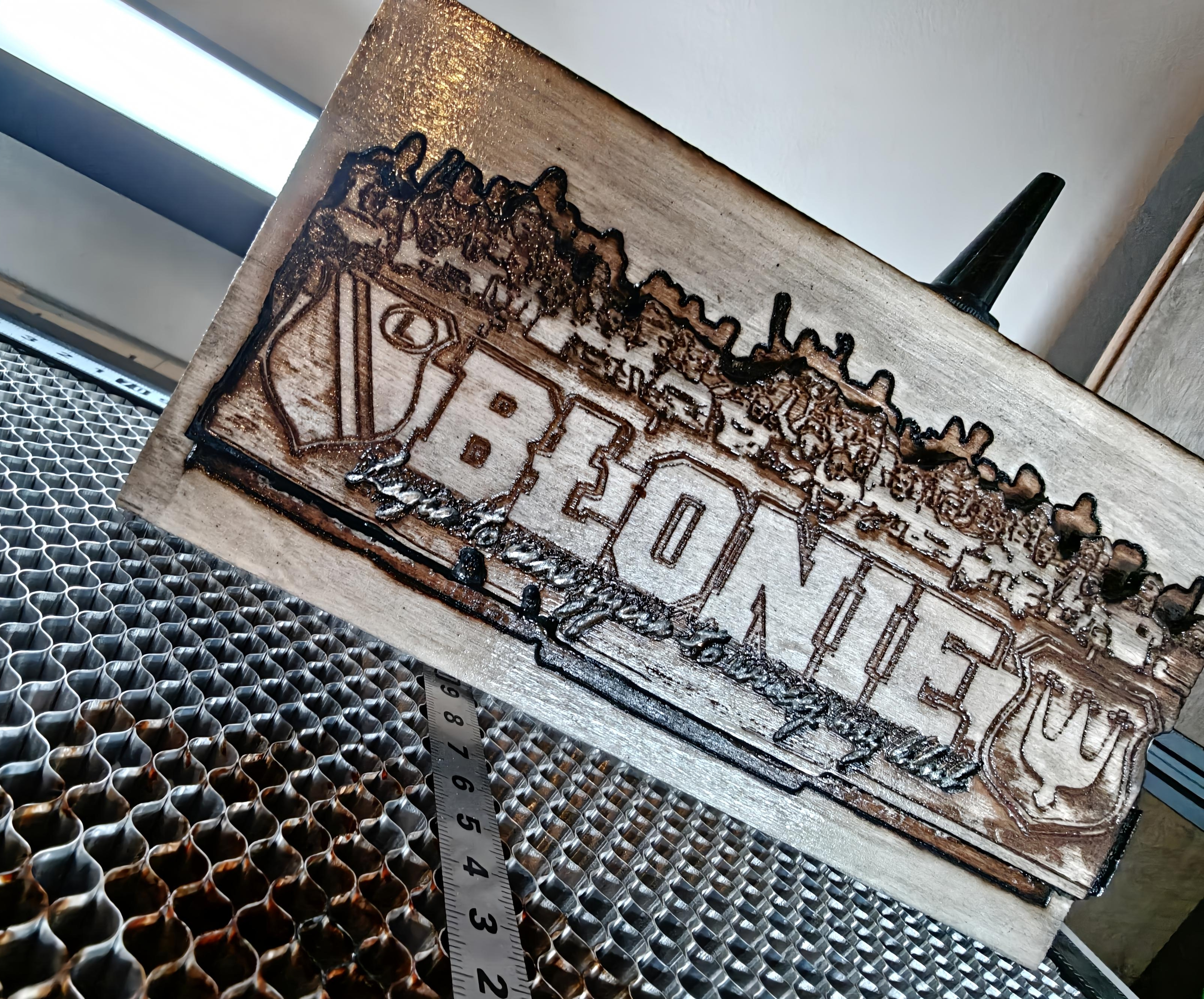 Herb Błonia grawerowany w drewnie